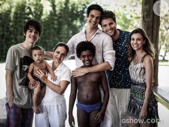 Félix (Mateus Solano) e Niko (Thiago Fragoso) formam uma família feliz no último capítulo de 'Amor à Vida'