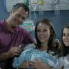 Bruno (Malvino Salvador) e Paloma (Paolla Oliveira) comemoram o nascimento do filho no último capítulo de 'Amor à Vida'