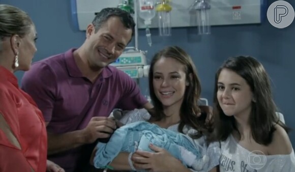 Bruno (Malvino Salvador) e Paloma (Paolla Oliveira) comemoram o nascimento do filho no último capítulo de 'Amor à Vida'
