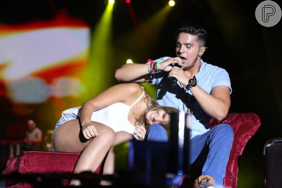 Fã deita no colo de Luan Santana durante show do cantor no Festival de Verão de Salvador, em 1 de fevereiro de 2014