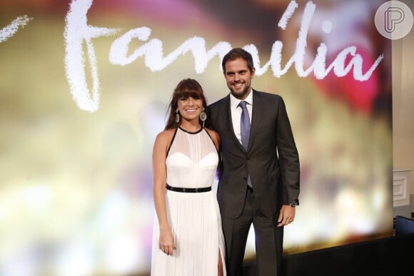 Giovanna Antonelli e o marido, o diretor-geral da novela 'Em Família', Leo Nogueira, vão juntos à festa de gala de lançamento da trama; evento aconteceu no Hotel Copacabana Palace em 2 de fevereiro de 2014