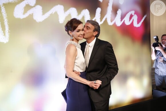 Casal Alexandre Borges e Julia Lemmertz comparece em festa de estreia de 'Em Família'