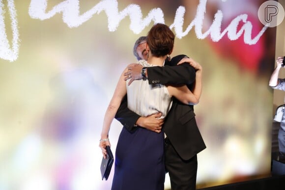Casal dá beijão em festa de lançamento da novela 'Em Família'; Alexandre Borges prestigiou a mulher Julia Lemmertz durante o evento; a atriz fará papel principal na trama