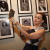 Julia Lemmertz faz 'selfie' em festa de gala de lançamento da novela 'Em Família'