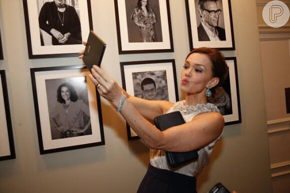 Julia Lemmertz faz 'selfie' em festa de gala de lançamento da novela 'Em Família'