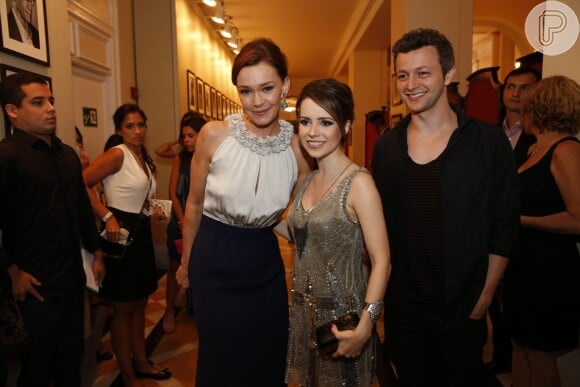 Julia Lemmertz tem encontro com Sandy durante festa de 'Em Família'; cantora foi acompanhada do marido, o músico Lucas Lima