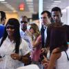 Sandy embarca sorridente com o marido, e é cercada por fãs no Aeroporto Santos Dumont, no Rio de Janeiro, em 3 de fevereiro de 2014