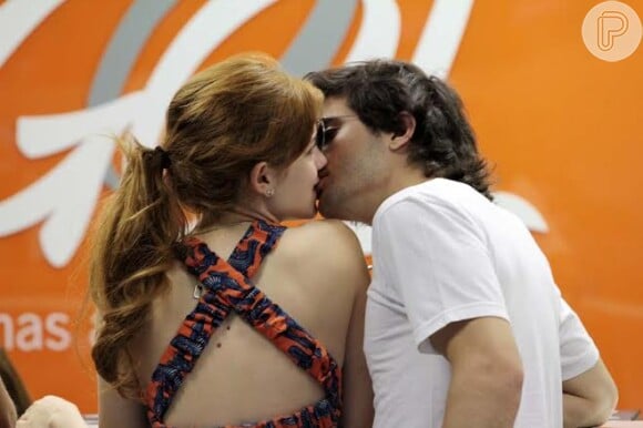 Sophia Abrahão e Fiuk trocam beijos antes de embarcar no aeroporto de Congonhas, nesta segunda-feira, 3 de janeiro de 2014