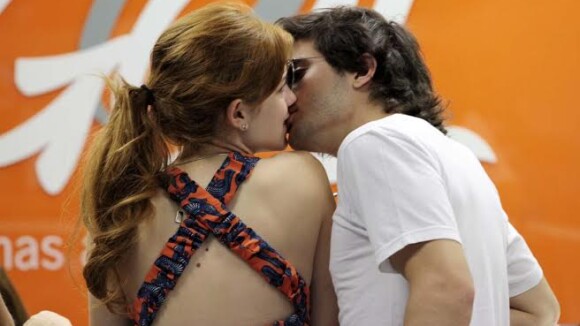 Sophia Abrahão e Fiuk trocam beijos e carinhos em aeroporto de Congonhas, em SP