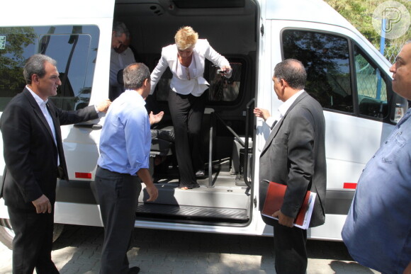 Xuxa chegou ao local ainda pela manhã e mostrou que ainda está usando uma bota ortopédica no pé esquerdo