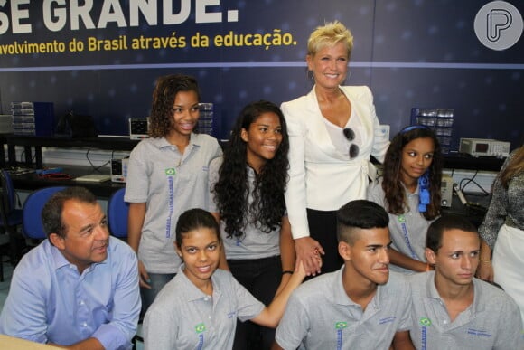 Xuxa e Sérgio Cabral com jovens do Colégio Estadual Hebe Camargo