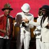 Pharrell Williams recebe o Grammy Awards com a dupla francesa Daft Punk