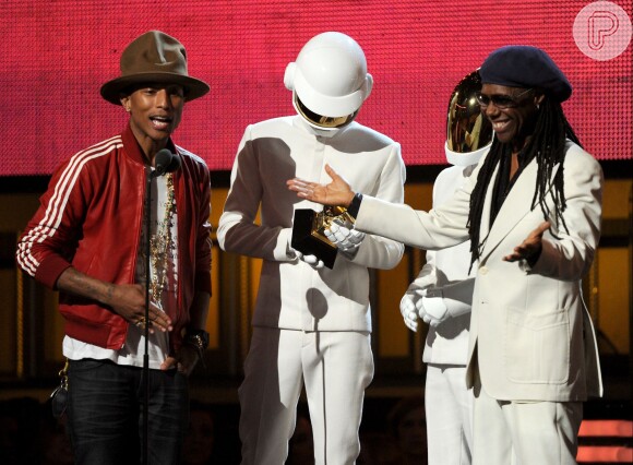 Pharrell Williams recebe o Grammy Awards com a dupla francesa Daft Punk