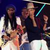 Pharrell Williams canta com o guitarrista Nile Rodgers