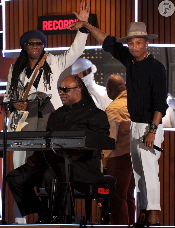 Pharrell Williams canta com Nile Rodgers e Stevie Wonder no Grammy Awards 2014