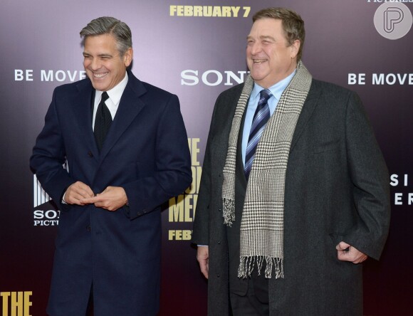 George Clooney ao lado de John Goodman na premiére do filme 'Caçadores de obras-primas'