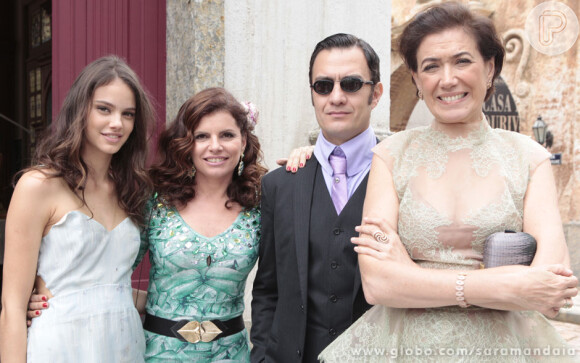 Gabriel Braga Nunes com o elenco de 'Saramandaia', antes de se dedicar ao atual trabalho na novela 'Em Família'