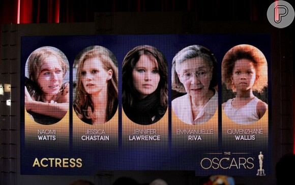 As indicadas a melhor atriz, incluindo Jennifer Lawrence e Naomi Watts, são exibidas no telão