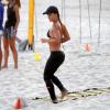 Carolina Dieckmann se exercita nesta quarta-feira, 5 de fevereiro de 2014, na praia da Barra da Tijuca, Zona Oeste do Rio de Janeiro