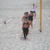 Carolina Dieckmann se exercita nesta quarta-feira, 5 de fevereiro de 2014, na praia da Barra da Tijuca, Zona Oeste do Rio de Janeiro