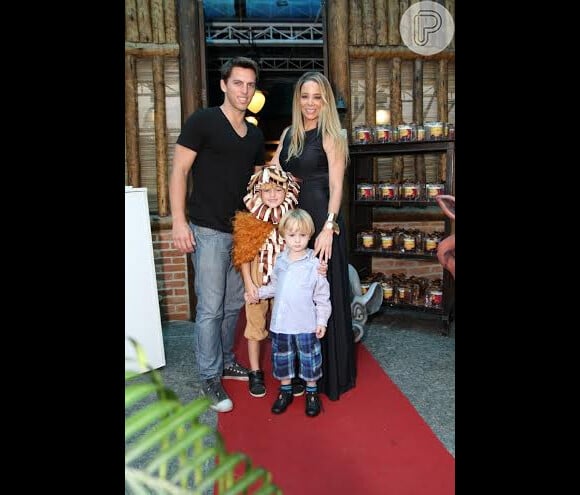 De férias, a atriz vai viajar com os filho Noah e Guy, e o namorado Amaury Nunes para a Disney