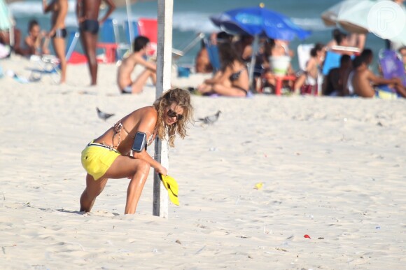 Christine Fernandes se alongou na praia da Barra da Tijuca, Zona Oeste do Rio de Janeiro