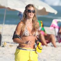 Christine Fernandes se exercita e exibe boa forma na praia da Barra, no Rio