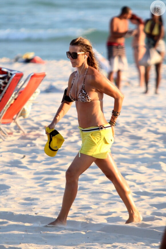 Christine Fernandes se exercitou na praia da Barra da Tijuca, Zona Oeste do Rio de Janeiro