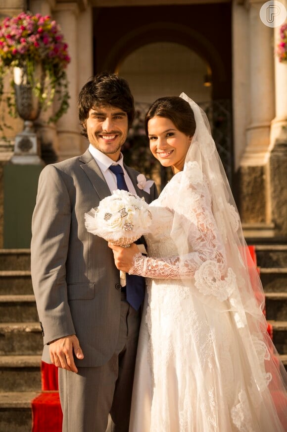 Helena (Bruna Marquezine) e Laerte (Guilherme Leicam) quase se casaram na segunda fase da novela 'Em Família'