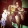 Dado Dolabella canta com a filha, Ana Flor, de 2 anos