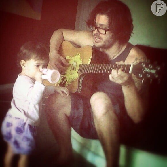Dado Dolabella canta com a filha, Ana Flor, de 2 anos