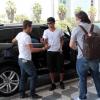 O jogador Neymar chega ao Aeroporto de Congonhas, no domingo (18), com uma aliança no dedo