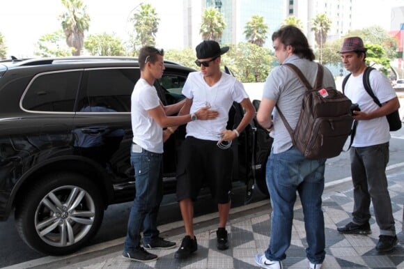 Neymar chega no Aeroporto de Congonhas usando bermuda, tênis e boné