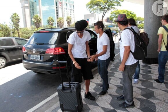 Neymar pega a mala para embarcar no Aeroporto de Congonhas, em São Paulo