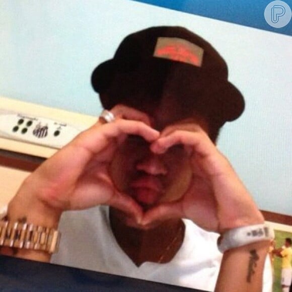 Neymar faz coração com a mão em foto do Instagram