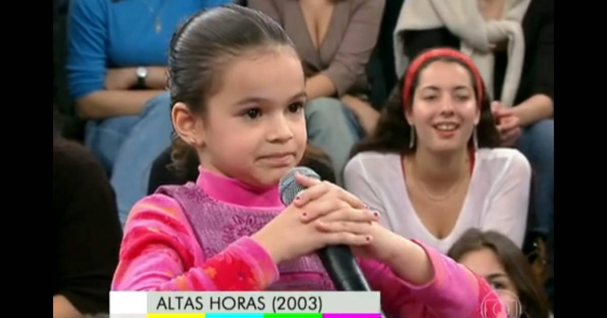 Bruna Marquezine cantando a música 'Velha Infância', do ...