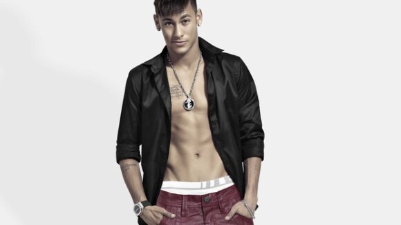 Neymar exibe barriga definida para campanha de sua grife NJR by Rock&Soda