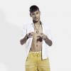 Neymar posa para campanha de grife com barriga definida em evidência