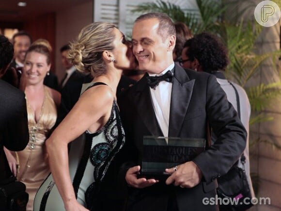 Flávio (Guilherme Fontes) acompanhou Heloisa (Flávia Alessandra) surante a premiação em que ela recebeu o troféu de melhor apresentadora da TV paga, em 'Além do Horizonte'
