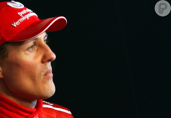 Um mês depois de sua internação, a assessora do ex-piloto afirmou que começaria o processo para Schumacher acordar do coma