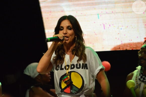 Ivete Sangalo participou de ensaio do Olodum, na Bahia, com blusa de banda e saia longa