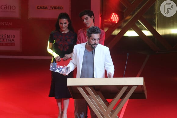 Alexandre Nero recebeu o prêmio de ator coadjuvante pelo personagem da novela 'Salve Jorge' no prêmio Extra de Televisão