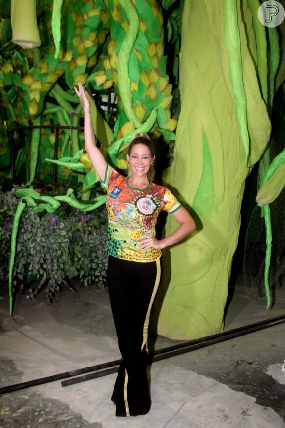 Danielle Winits posa ao lado de alegoria no barracão da Grande Rio, para a qual voltará a desfilar em 2013