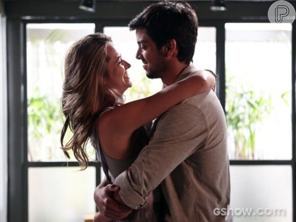 Lili (Juliana Paiva) e Marlon (Rodrigo Simas) se namoram, em 'Além do Horizonte'
