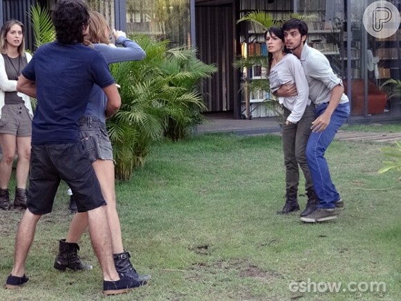 Joana (Marina Palha) agride Paulinha (Christiana Ubach) durante o surto, em 'Além do Horizonte'