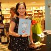 Gloria Pires vai a lançamento do livro 'Eu sou do camarão ensopadinho com chuchu', no Rio de Janeiro