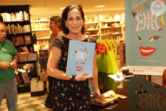 Gloria Pires vai a lançamento do livro 'Eu sou do camarão ensopadinho com chuchu', no Rio de Janeiro