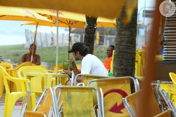 Domingos Montagner toma água de coco na orla da Barra da Tijuca em 12 de janeiro de 2013