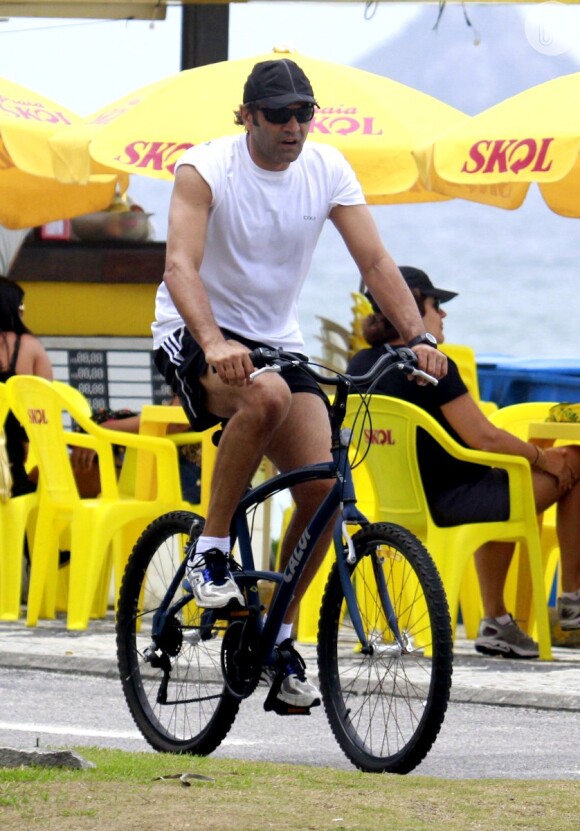 Domingos Montagner pedala na orla da Barra da Tijuca em 12 de janeiro de 2013