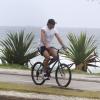 Domingos Montagner pedala e toma água de coco na orla da Barra da Tijuca em 12 de janeiro de 2013